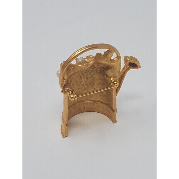 VINTAGE NOVELTY BROOCH WATERING CAN FLOWERS FAUX PEARLS HAMMERED MATTE GOLD - Picture 7 of 11